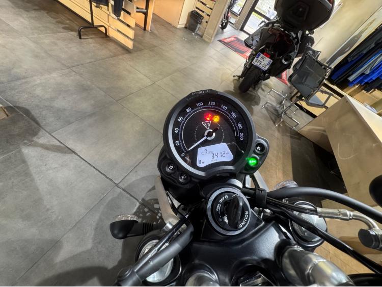 TRIUMPH STREET TWIN  900